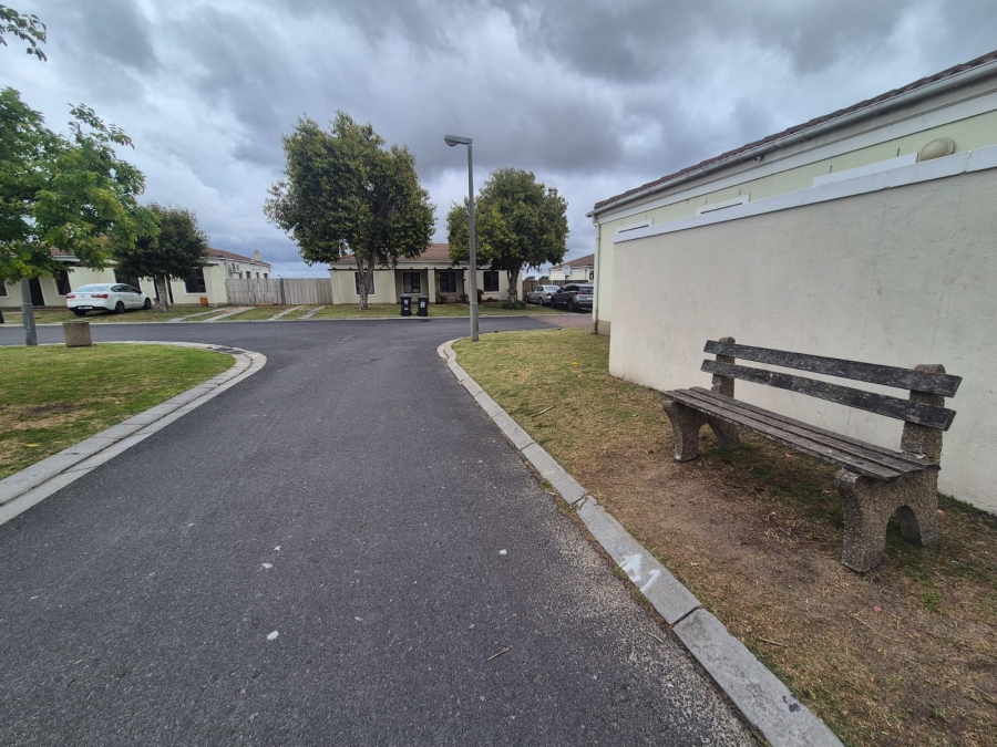 To Let 3 Bedroom Property for Rent in Stellendale Western Cape